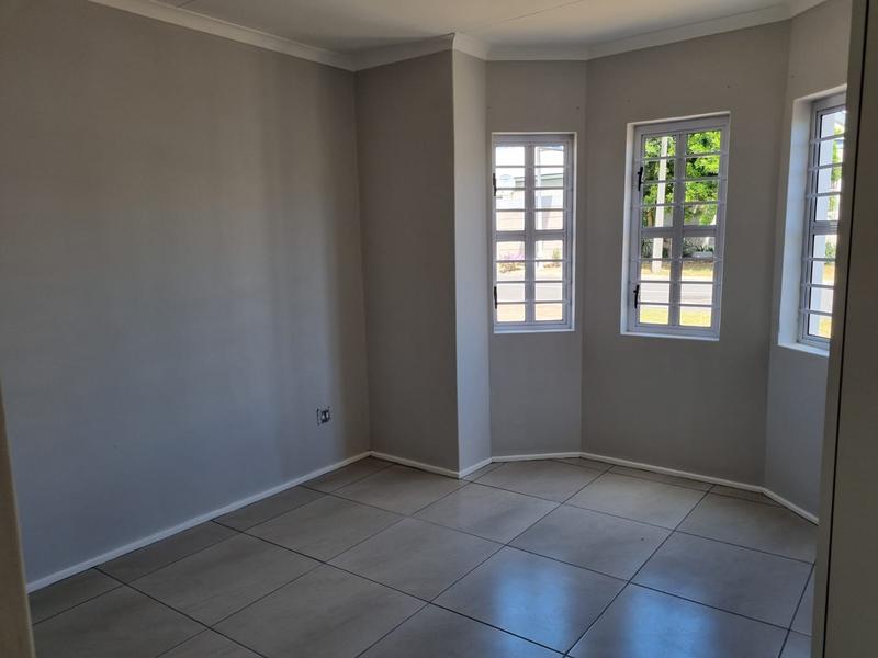 To Let 2 Bedroom Property for Rent in Oakglen Western Cape